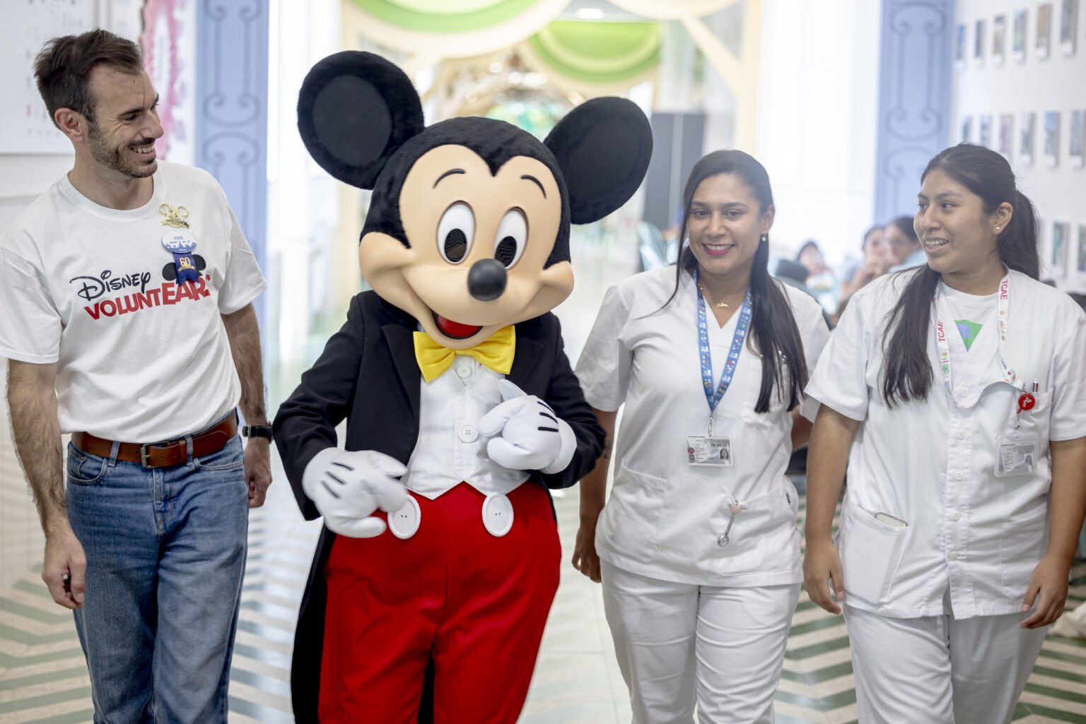 De Marseille à Madrid, Mickey visite les enfants hospitalisés
