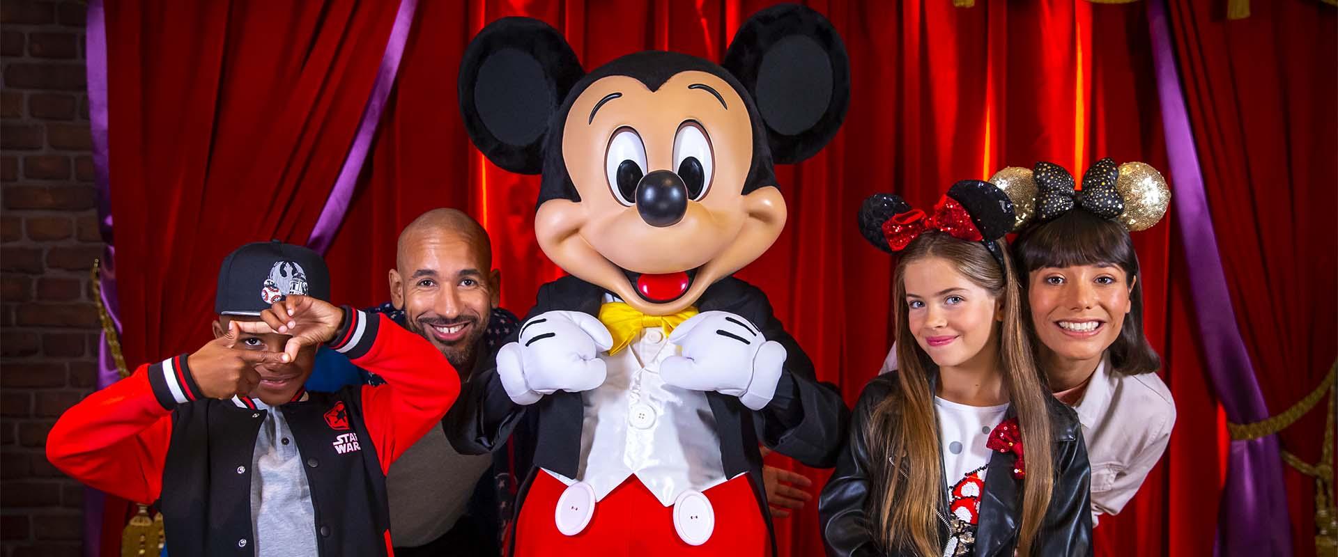 Une famille photographiée à Disneyland Paris — visuel officiel Disney