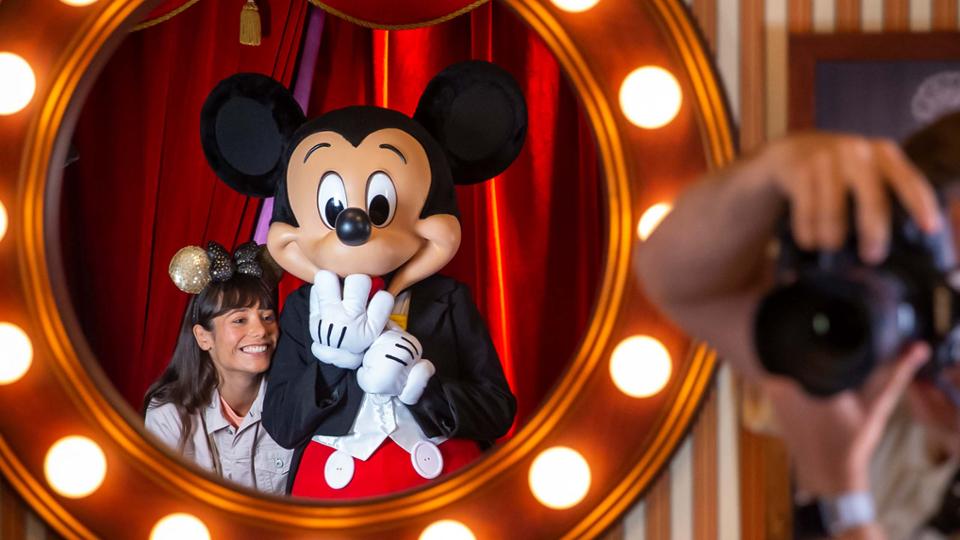 Avec les personnages — photographie officielle Disneyland Paris