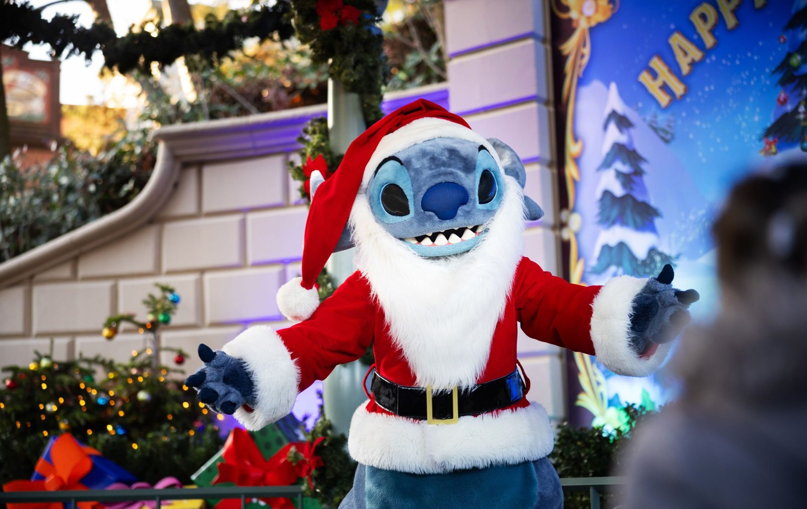 Stitch en tenue de Noël à Disneyland Paris.